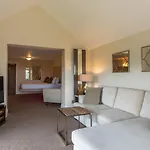 Hotel Lakes &