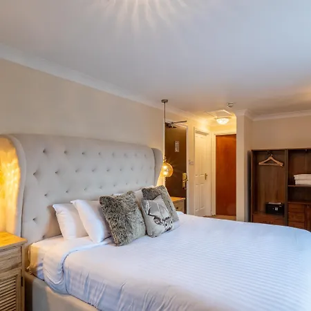 Hotel Lakes &